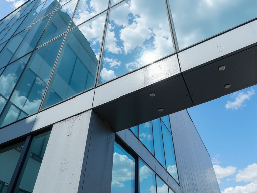 商场外墙清洗完成后的效果展示,建筑立面干净整洁,明亮自然光